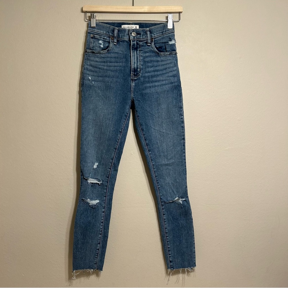 Abercrombie & Fitch The Super Skinny Ankle High Rise Medium Wash Distressed 24‎